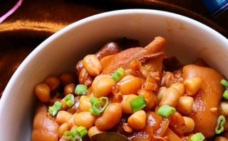 板栗莲藕煲猪脚，营养又美味（以板栗和莲藕为主要食材，搭配猪脚制成一道美味的营养菜品）