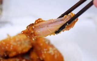 又香又辣的烤翅制作方法（用蜜汁和香料制成的烤翅让您口水直流）