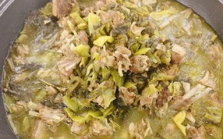 学会酸菜土豆炖鹅块，做出香气扑鼻的美味（家常菜谱分享，轻松掌握烹饪技巧）