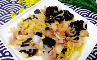洋葱黑木耳拌凉菜制作方法（健康美味，清爽口感，营养丰富）