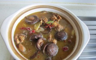 美味家常菜-香菇红枣炖鸡汤（家庭必备的营养汤品，简单易学的做法）