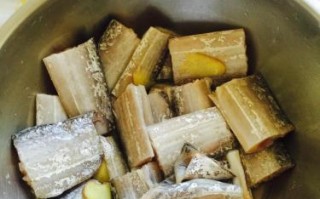 手把手教你做盐酥带鱼（美味可口的家常美食，传承经典口味）
