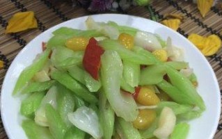 清爽美味的以西芹百合炒木耳做法大全（清新素菜，健康美食，营养丰富，家庭必备菜肴）