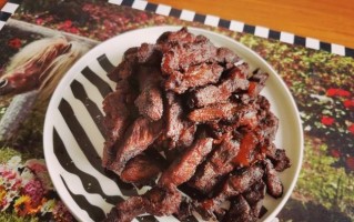 学会自制五香牛肉干的绝佳方法（打造美味香脆的牛肉干，让你吃到嘴里都是幸福）