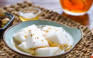 以热杏仁豆腐为主题的制作方法（用好材料，做出美味的热杏仁豆腐）