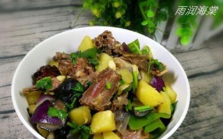 用三宝焖出美味的鸭肉菜肴（以土豆香菇青椒焖鸭为例，学习做法及口感）