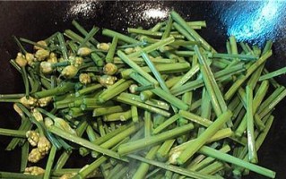 银鱼炒韭苗的做法（传统美食，味道鲜美）