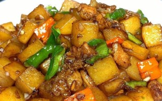 猪皮烧土豆，味道美轮美奂（用猪皮提升土豆口感的秘密，最佳搭配不容错过）