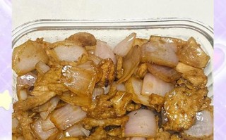 怎样制作美味的洋葱肉饼（用简单食材轻松做好洋葱肉饼）