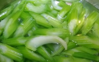 蒜香西芹的制作方法（营养健康一道美味家常菜）