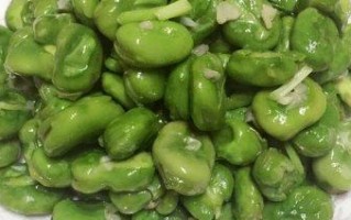 小葱炒蚕豆的美味做法（口感鲜美，营养丰富的清爽蔬菜佳肴）