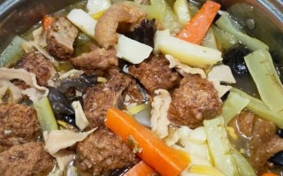 品尝铁板烧什锦，美食之旅开启（用最新鲜的食材，实现各式佳肴的烹制）