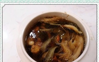 美味健康的以什锦海味猪骨汤的做法（传统佳肴，滋补养生）