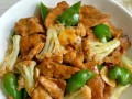 双椒炒花菜，口感鲜美健康（香辣脆嫩，营养丰富的家常菜）