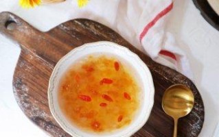 健康美味的燕窝桃胶皂角米炖奶（用燕窝、桃胶和皂角米打造的高营养美食）