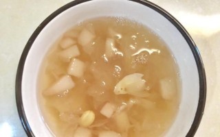 轻松制作营养美味的银耳莲子雪梨汤（家常煲汤，健康养生）
