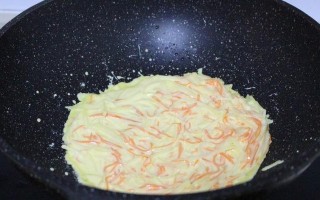 口感独特的土豆胡萝卜丝卷饼，让你爱不释口（用简单的材料和方法，打造营养又美味的早餐）