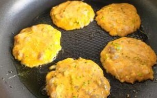 香甜鲜玉米饼的制作方法（用新鲜玉米制作美味健康的玉米饼）