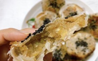 自制芝麻板栗饼的全过程（营养丰富，美味可口的秋季甜点）