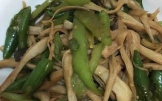 杏鲍菇辣椒炒法详解（健康美味的素食佳肴）