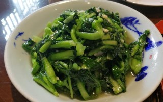 美味可口的蒜茸油菜（用新鲜油菜与蒜茸精心烹制，口感鲜美，令人回味无穷）