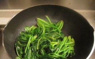 虾皮炒菠菜，健康又美味（教你如何轻松做出开胃健康的虾皮炒菠菜）