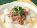 用砂锅制作营养丰富的牛肉白萝卜炖菜（健康又美味的家常菜肴，融合多种口感和营养元素）