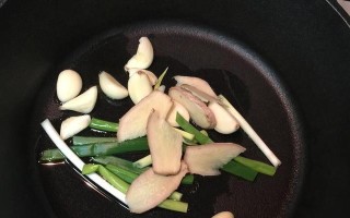 三杯中卷，鲜香四溢（掌握三杯中卷的制作方法，品尝美味滋味）