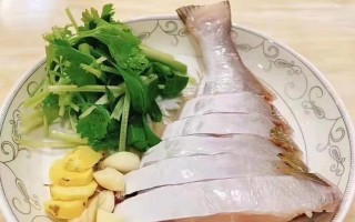 美味剥皮鱼粥的制作方法（重口味早餐必备，只需一个步骤就能自制美味剥皮鱼粥）