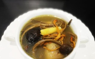 美食飨宴——野菇青酱炖饭（以新鲜野菇为主材，以青酱调味，炖出一道美味佳肴）