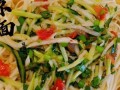 清凉美食丨以西红柿凉面为主的健康饮食（品尝美味，享受健康丨以西红柿凉面的制作方法及营养价值）