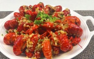 五香小龙虾的制作方法（口感鲜美，回味无穷，让你爱不释手）