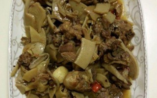 酸笋焖鸭的家常做法（家庭厨房必备，美味又营养的酸笋焖鸭）