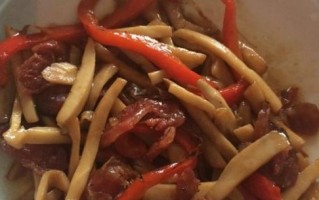 美食诱惑——杏鲍菇炒鸡丝（丰富口感，营养满分）