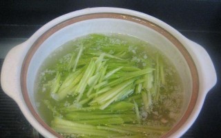 美味清爽的莴苣叶鲜虾米汤（一道营养丰富的家常菜）