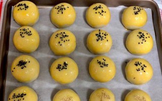 手抓芋泥肉松蛋黄酥（用心制作，美味无比）