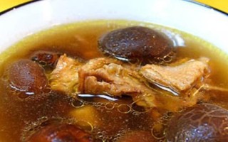 以紫砂锅为神器，烹制美味香菇鸡汤（让鲜美的菌香与鸡肉浓郁交融，滋味清香鲜美）