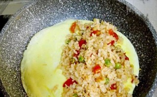 小黄人蛋包饭，让你瞬间爱上料理（简单易学的小黄人蛋包饭做法，让你也可以成为厨神）