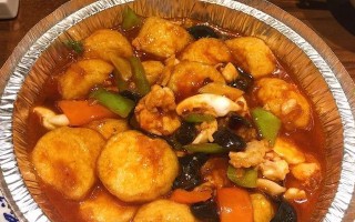 美味可口的铁板豆腐制作方法（一道口感丰富、色彩艳丽的家常菜肴）