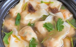 一口吃下鲜香抄手，美味不止于表面（一窥抄手制作的工艺和技巧，感受家常美食的魅力）