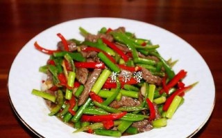 双椒蒜苔炒猪舌，美味佳肴不容错过（家庭美食，健康美味，让你欲罢不能）