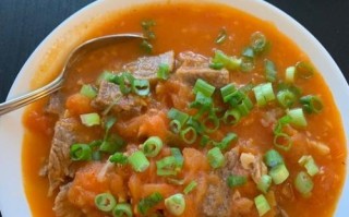 一道暖心营养的家常菜——以西红柿炖牛肉（炖出滋味，温暖一家人）