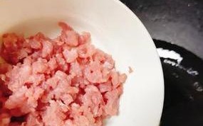 教你做一道美味又营养的猪肉炒胡萝卜（胡萝卜切块的技巧，色香味俱全的炒菜秘籍）