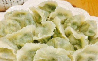 美味可口的猪肉白菜木耳饺子（传统中式美食，做法简单易学）