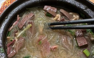 家常美食——酸辣鸭血粉丝汤的制作（用爱和味蕾串联的一道美味，让你在家也能品尝正宗的地方小吃）
