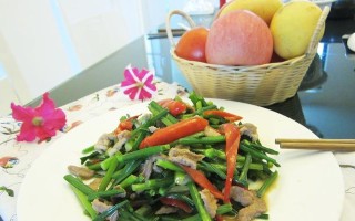清香肉丝韭菜花的家常做法（健康又美味，一道好看又好吃的家常佳肴）