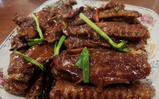 掌握糟蒸鸭翅的制作技巧（糟香四溢，入口鲜嫩）
