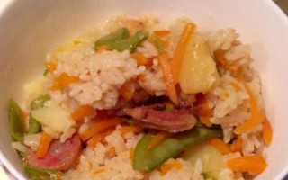 香肠土豆焖饭的制作方法（用料丰富，口感浓郁，细节决定成功）
