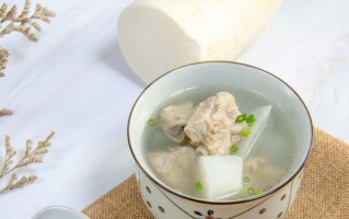 以瑶柱白萝卜排骨汤为主的家常菜做法（传统汤品口感升级，用少量材料也能做出美味佳肴）