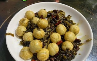 盐酸菜炒汤圆——美味的传统农家菜（用盐酸菜为汤圆增味，口感更加香鲜美味）